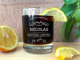 Verre à boire avec gravé